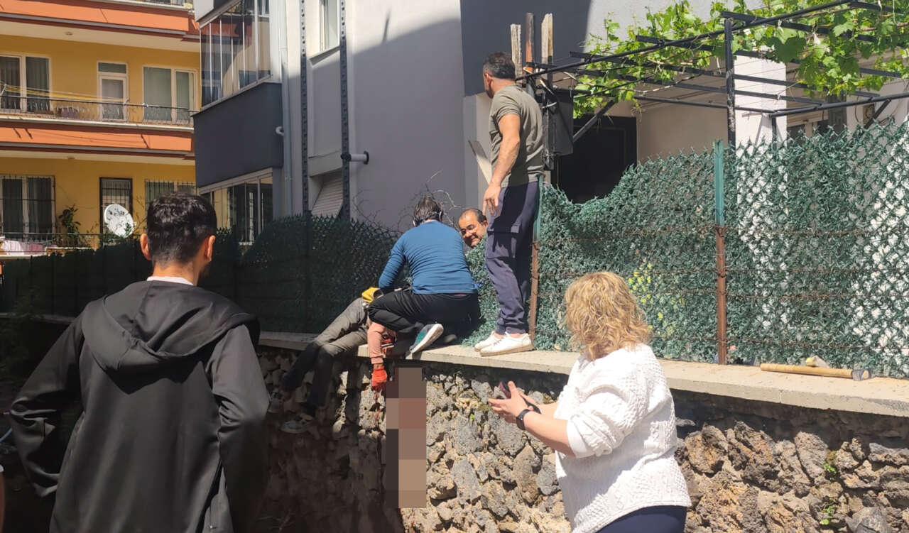 İnşaattan düşen işçinin sırtına demir saplandı! Durumu ağır 4